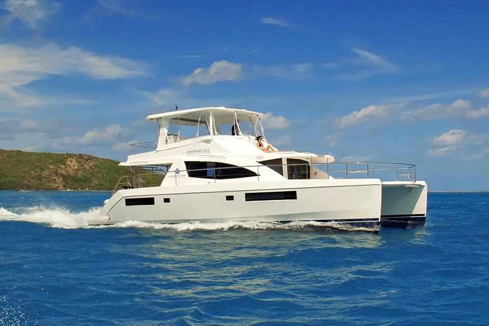 tips-to-choose-the-right-charter-yacht-in-phuket-boat-in-the-bay